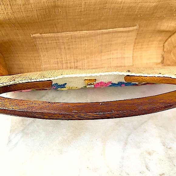 VINTAGE WOVEN STRAW PURSE WOOD HANDLES FLORAL STRAW EMBROIDERY GOLD HARDWARE - Picture 9 of 9